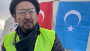 Uygur gönüllüler depremin vurduğu Kahramanmaraş'da hayatta kalanları teselli ediyor