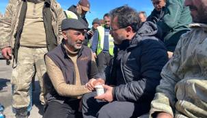 Vali Çiçek ile Elbistan'da depremzedelerin yaraları hızla sarılıyor