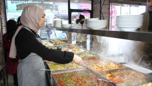 Van depremini yaşayan esnaf günde 5 bin 400 kişilik ücretsiz yemek veriyor