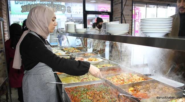 Van depremini yaşayan esnaf günde 5 bin 400 kişilik ücretsiz yemek veriyor