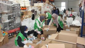 Yabancı uyruklu gönüllü öğrenciler depremzedelerin yardımına koştu