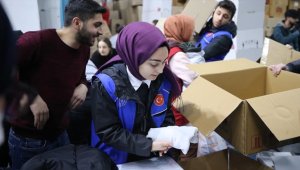 Yakınları Kahramanmaraş'ta enkazda kalan Hatice, depremzedelere yardım için çalışıyor