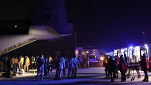 Yaralı depremzedeler Norveç ambulans uçağıyla İstanbul'a getirildi 