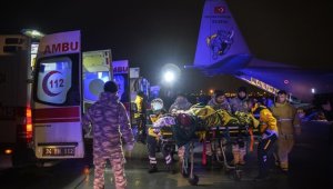 Yaralı depremzedeler üç ayrı uçakla İstanbul'a getirildi 