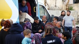 15 Temmuz gazisi arkadaşlarıyla depremzedelerin yaralarını sarıyor