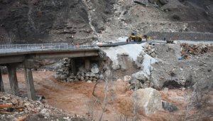 Adıyaman-Çelikhan kara yolu, köprüdeki çökme nedeniyle trafiğe kapatıldı