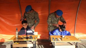 Adıyaman'da çadır kentteki depremzedelerin tıraşı Mehmetçikten