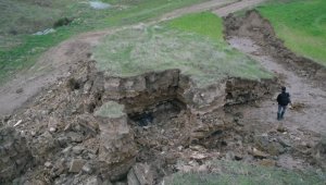 Adıyaman'da depremlerin ikiye böldüğü tepelik alan dronla görüntülendi 