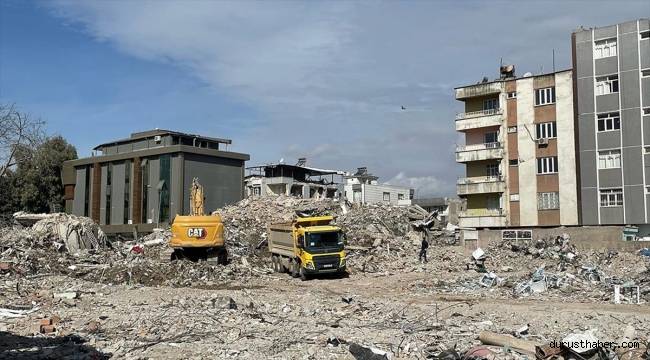 Adıyaman'da enkaz kaldırma ve binaların yıkım işlemleri sürüyor