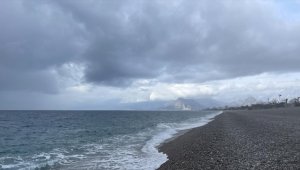 Antalya'da sağanak ve fırtına etkili oluyor