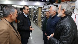 Bakan Dönmez, depremden etkilenen İskenderun'da esnafı ziyaret etti