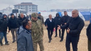 Bakan Ersoy, Malatya'da çadırda kalan depremzedeleri ziyaret etti