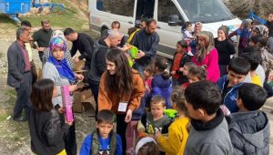 Bitlis'te gönüllü öğretmenlerin topladığı 15 bin oyuncak depremzede çocuklara hediye edildi
