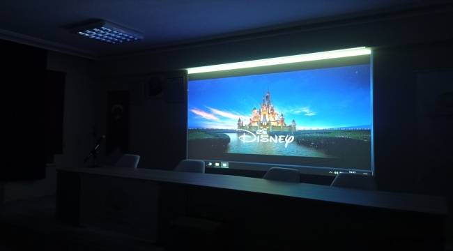 Bozkır'da depremzede çocuklara film izleme etkinliği
