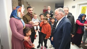 Büyükşehir Belediye Başkanı Büyükkılıç depremzede vatandaşları ziyaret etti
