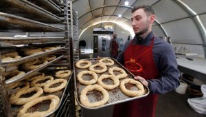 Çadırda kurulan fırında simit ve poğaçalar depremzedeler için pişiyor