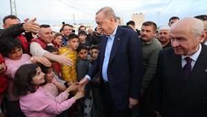 Cumhurbaşkanı Erdoğan Kırıkhan, Samandağ ve Defne'de depremzedeleri ziyaret etti