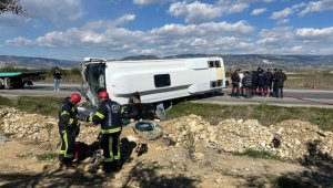 Denizli'de tur midibüsü ile otomobil çarpıştı, 2 kişi öldü, 23 kişi yaralandı