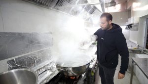 Deprem günü açılışını yapacağı iş yerini aşevine çevirdi