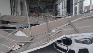 Depremde bir otomobil bayii de zarar gördü