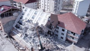 Depremde camları dahi kırılmadan yan yatan binanın yıkımına başlandı