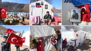 Depremde evlerinin tamamı yıkılan mahallelinin Mehmetçikten isteği Türk bayrağı oldu