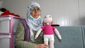 Depremzede kanser hastası, konteynerde yaptığı örgü bebekleri satıp bütçesine katkı sağlıyor