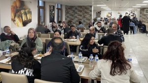 Elazığ'da yurtlarda misafir edilen depremzedeler devletin "sıcak aşıyla" iftar yapıyor