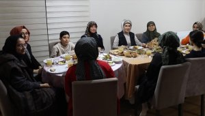 Emine Erdoğan, Başkentte depremzede ailenin evinde iftar yaptı