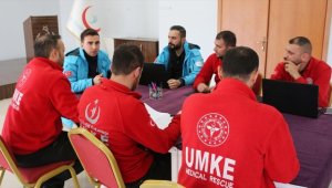 Enkaz altındaki yaralıya müdahale ederken Elbistan merkezli depreme yakalandı