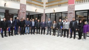 ERÜ Rektör Altun, deprem bölgesinde hasar tespit çalışmalarına katılan öğretim üyeleriyle buluştu