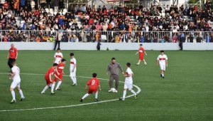 Eski futbolcu Arda Turan, depremzede çocuklarla gösteri maçı yaptı