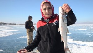 Eskimo usulü balık avlayan kadın, ekmeğini buzun altından çıkartıyor