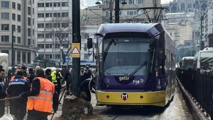 Fatih'te tramvay raydan çıkıp elektrik direğine çarptı
