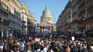 Fransız Senatosu emeklilik reformunun en tartışmalı maddesini onayladı
