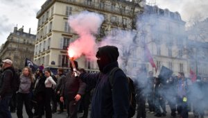 Fransızlar tartışmalı emeklilik reformuna karşı ülke genelinde sokağa indi