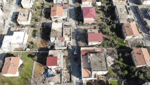 Gaziantep'teki bazı evler depremle sokağa doğru yaklaşık 2 metre kaydı