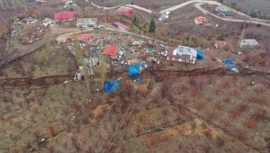 Göksun'un Bahçeobası mezrasındaki yarıklar ve yer kayması dronla görüntülendi 