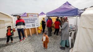 Gönüllü sağlık çalışanları Hatay'da sahra hastanesinde afetzedeleri tedavi ediyor