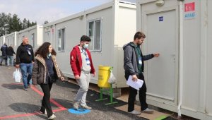 Gönüllü sağlıkçılar Adıyaman'da depremin yaralarını sarıyor