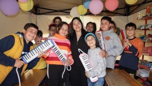 Hatay'da depremzede öğretmenlerin kurduğu çadır sınıftan melodika sesi yükseliyor