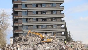 Hatay'da enkaz kaldırma ve yıkım çalışmaları devam ediyor