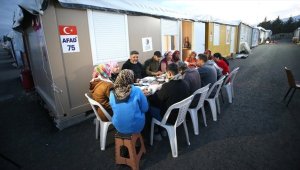 Hatay'da konteyner ve çadır kentlerde kalan depremzedeler ilk iftarı yaptı