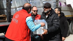 Hatay'da su ve gıda kolileri "Gezici Sosyal Market" tırlarıyla depremzedelere ulaştırılıyor