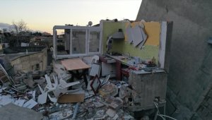 Hatay'da yıkılan iki binadan geriye eşyalar ve ayakta duran mutfak dolapları kaldı