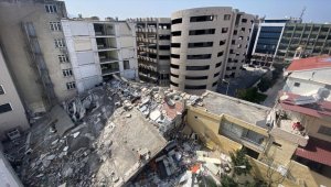 Hatay'daki iş hanında 20 ofisin bulunduğu bölüm depremde yıkıldı