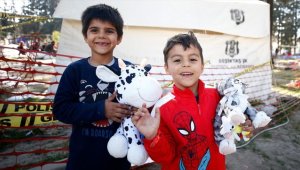 Hataylı depremzede çocukların yüzü Beşiktaş taraftarının gönderdiği oyuncaklarla güldü