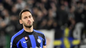 Interli milli futbolcu Çalhanoğlu: Deprem felaketinde acı çekenler için her şeyimi vermem gerektiğini hissediyorum