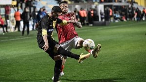 İstanbulspor 3 puanı 3 golle aldı