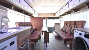 İtfaiye ekipleri deprem bölgesinde hurdadan yapılan otobüste konakladı